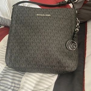 Michael Kors Jet Set Crossbody Purse in good condition. (Authentic)